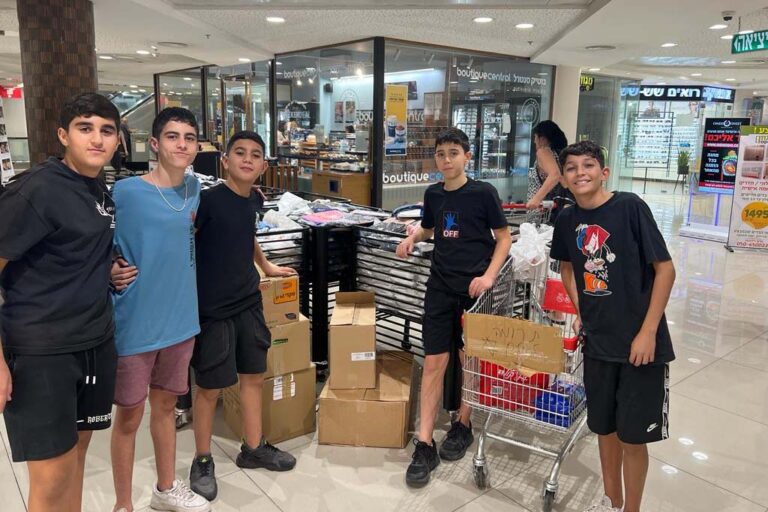 רב תחומי עמל תעופה וחלל מעלה אדומים- עזרה במרכולים והכשרת מקלטים (צילום: אלבום פרטי)
