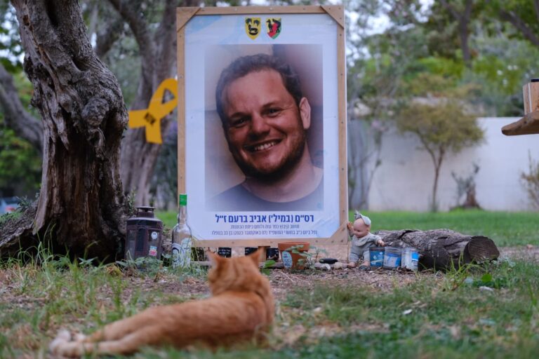 פינת זיכרון לאביב ברעם, חבר כיתת הכוננות שנפל בקרב על הקיבוץ (צילום: דוד טברסקי)