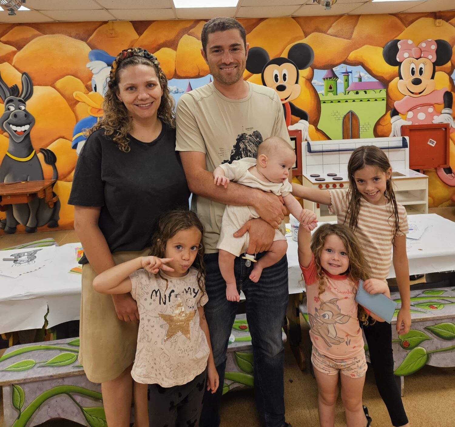 עם המשפחה. "ישי נגע בעיני התכלת, החיוך הרחב ותלתלי הזהב בכולנו" (צילום: אלבום פרטי)