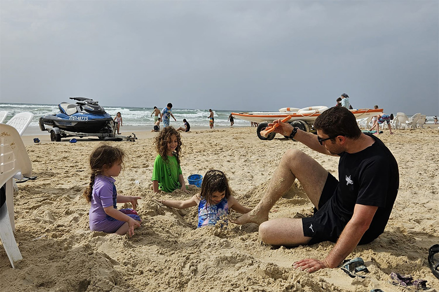 עם הילדים בים. "היה איש של אנשים" (צילום: אלבום פרטי)