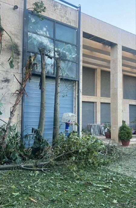 הנזק מפגיעת רקטה בבית רה"מ בקיסריה (צילום: מתוך רשתות חברתיות, שימוש לפי סעיף 27א לחוק זכויות יוצרים)