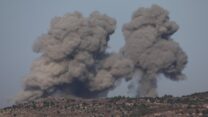פטריות עשן בגבול לבנון-ישראל (צילום: Karamallah Daher/ Reuters)