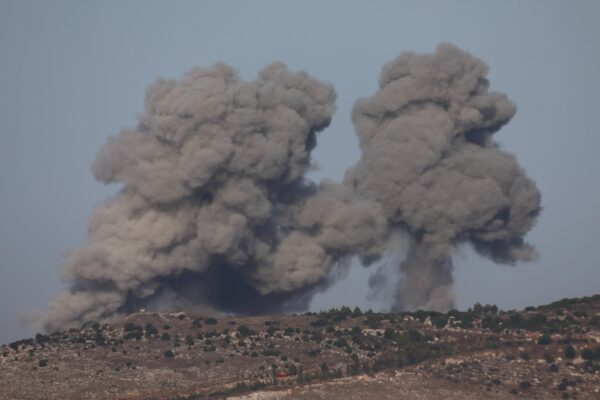 פטריות עשן בגבול לבנון-ישראל (צילום: Karamallah Daher/ Reuters)