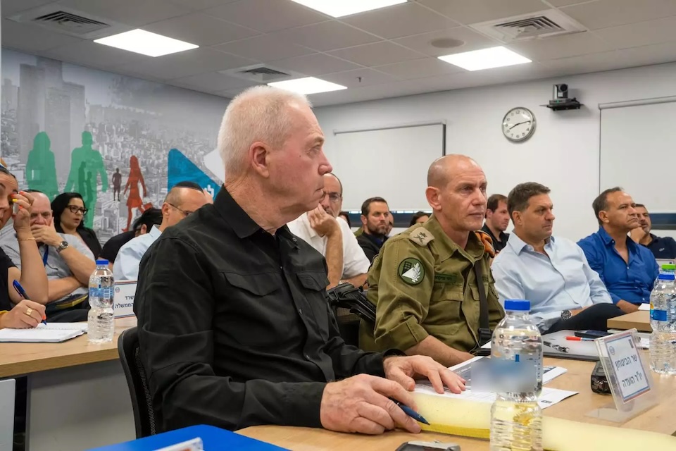 שר הביטחון יואב גלנט בכינוס מוכנות לשעת חירום עם ראשי רשויות ומנכ״לי משרדי ממשלה (צילום: אריאל חרמוני, משרד הביטחון)