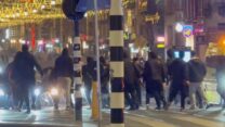 פרעות באוהדי מכבי תל אביב באמסטרדם (צילום:  X/iAnnet/via REUTERS)
