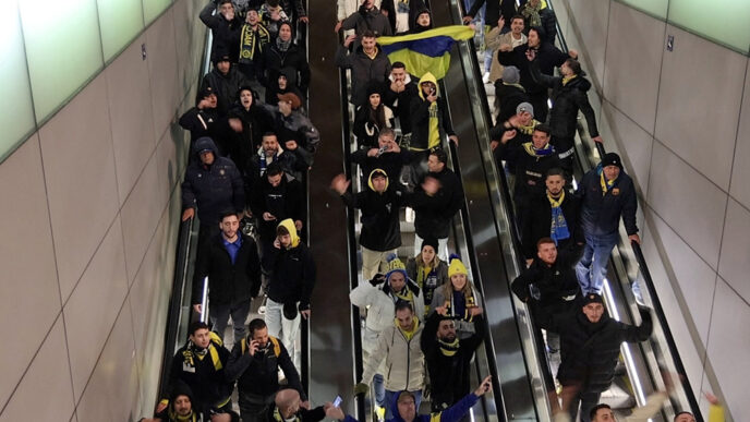 אוהדי מכבי תל אביב באמסטרדם לפני המשחק (צילום: Michel Van Bergen via REUTERS)