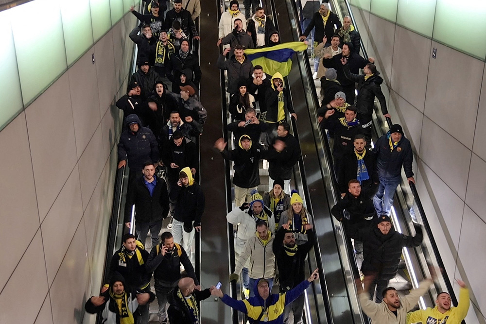 אוהדי מכבי תל אביב באמסטרדם לפני המשחק (צילום: Michel Van Bergen via REUTERS) אוהדי מכבי תל אביב באמסטרדם לפני המשחק (צילום: Michel Van Bergen via REUTERS)