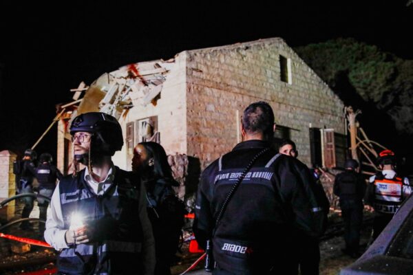 זירת פגיעה של רקטה בחיפה (צילום: Shir Torem/ Reuters)