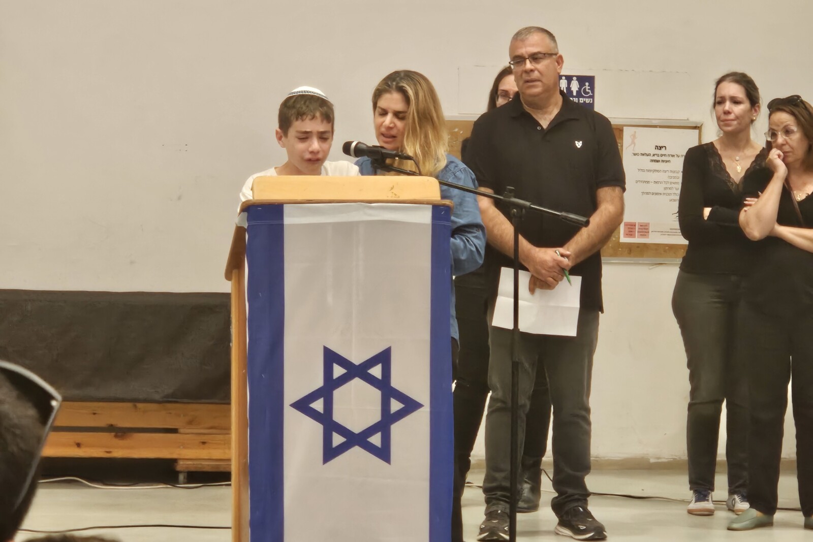 הדס, אשתו של עומר ויינשטיין, עם בנם איתמר (צילום: מאיה רונן)