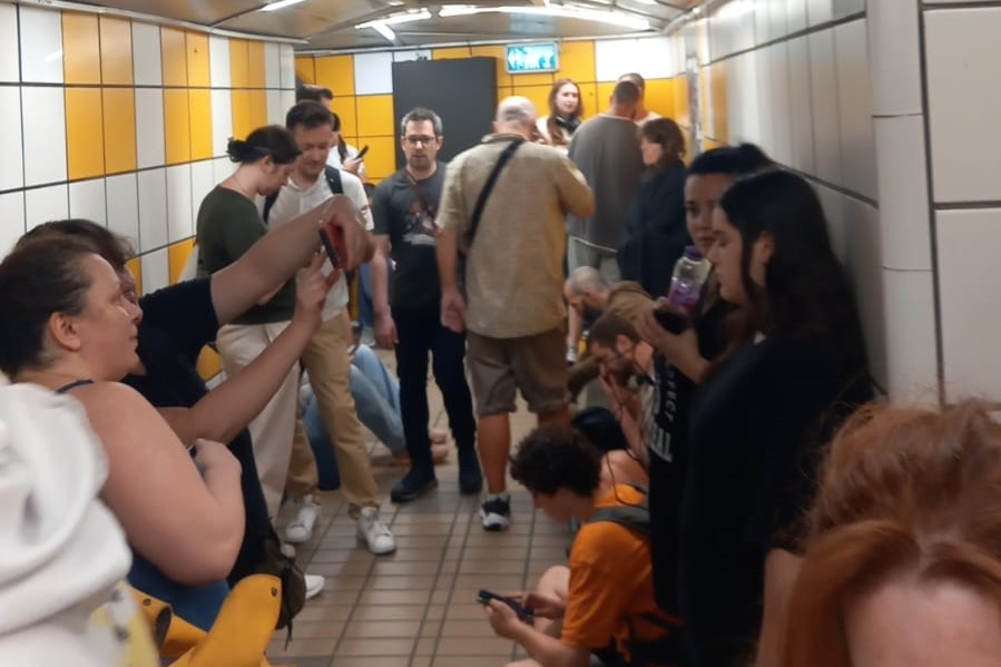 תושבים תופסים מחסה בזמן התקיפה האיראנית בתחנת הכרמלית בחיפה (צילום: ניקון טברסקי)