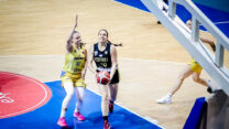 צליל וטורי (מימין) במדי אליצור רמלה (צילום: fiba.com)