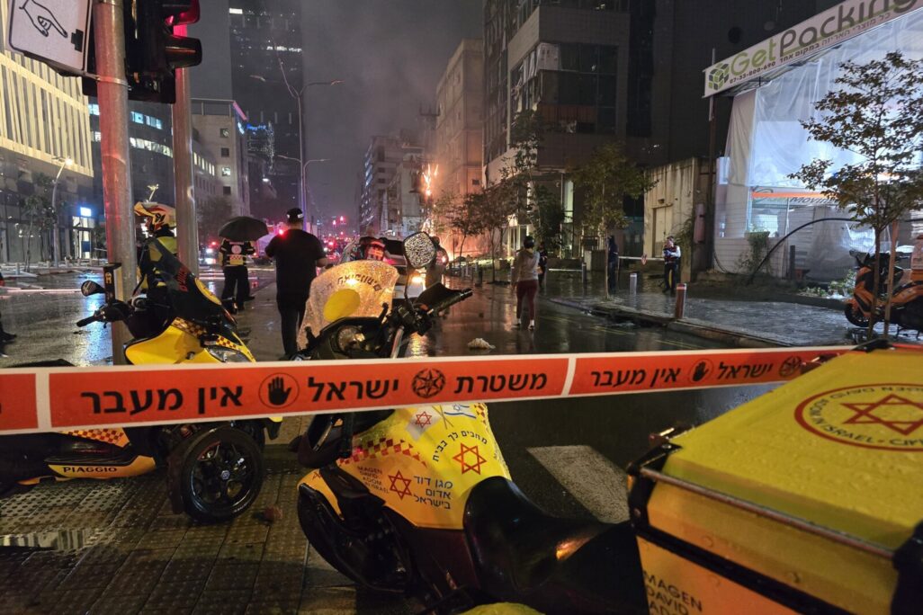 זירת נפילת שברי מיירט בבני ברק (צילום: מד"א) זירת נפילת שברי מיירט בבני ברק (צילום: מד"א)