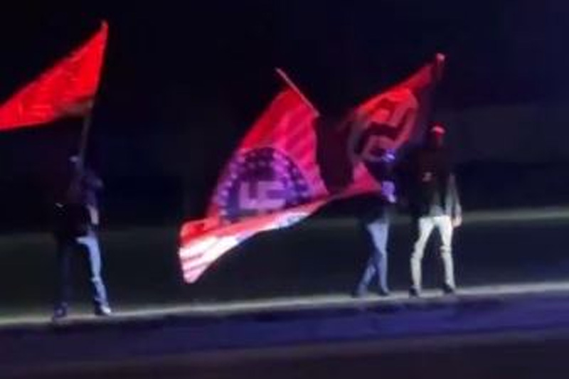 מפגינים עם דגלי צלב קרס מול ההצגה 'יומנה של אנה פרנק' בעיירה פאולרוויל במישיגן, ארה"ב (צילום: רשתות חברתיות, סעיף 27א' לחוק זכויות יוצרים) מפגינים עם דגלי צלב קרס מול ההצגה 'יומנה של אנה פרנק' בעיירה פאולרוויל במישיגן, ארה"ב (צילום: רשתות חברתיות, סעיף 27א' לחוק זכויות יוצרים)