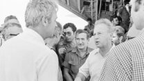 ראש הממשלה יצחק רבין ושר הביטחון שמעון פרס מקבלים את פני קברניט מטוס אייר-פרנס, שמחבלים מהחזית העממית חטפו לאנטבה, 1976 (צילום: ארכיון צה"ל במשרד הביטחון, אורי הרצל צחיק)