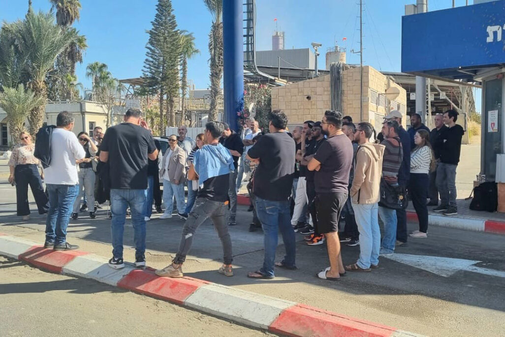 העובדים השובתים מחוץ למפעל בנאות חובב (צילום: דוברות ההסתדרות) העובדים השובתים מחוץ למפעל בנאות חובב (צילום: דוברות ההסתדרות)
