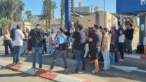 העובדים השובתים מחוץ למפעל בנאות חובב (צילום: דוברות ההסתדרות)