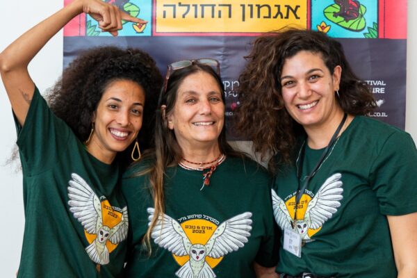שרה צפרוני (במרכז) והצוות. "אנשים מסתכלים עלי כאילו אני איזה משיגנע" (צילום: אלבום פרטי)