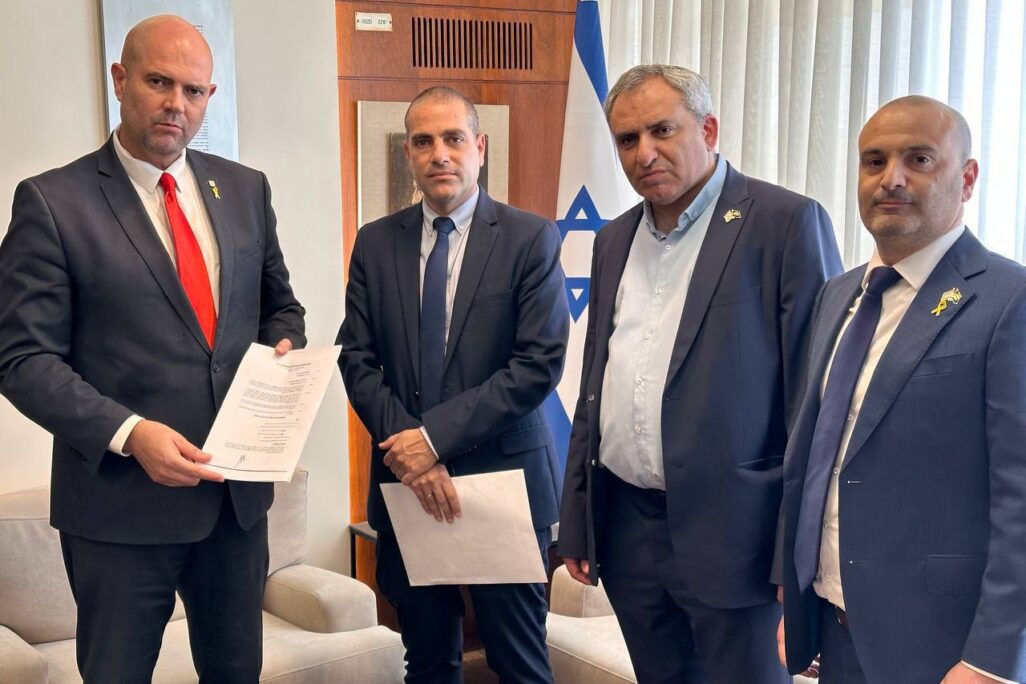 5861953893557191730 מזכיר הכנסת דן מרזוק (מימין), ח"כ זאב אלקין (הימין הממלכתי), יו"ר הקואליציה אופיר כץ (הליכוד) ויו"ר הכנסת אמיר אוחנה, מניחים על שולחן הכנסת את ההסכם הקואליציוני בין הימין הממלכתי לליכוד (צילום: דוברות הכנסת)