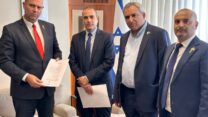 מזכיר הכנסת דן מרזוק (מימין), ח"כ זאב אלקין (הימין הממלכתי), יו"ר הקואליציה אופיר כץ (הליכוד) ויו"ר הכנסת אמיר אוחנה, מניחים על שולחן הכנסת את ההסכם הקואליציוני בין הימין הממלכתי לליכוד (צילום: דוברות הכנסת)