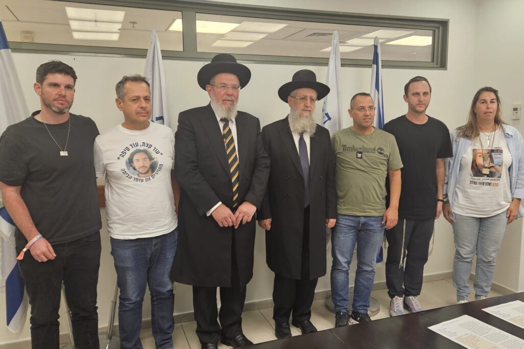 הרבנים הראשיים עם נציגי משפחות חטופים (צילום: מטה משפחות החטופים) הרבנים הראשיים עם נציגי משפחות חטופים (צילום: מטה משפחות החטופים)