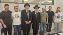 הרבנים הראשיים עם נציגי משפחות חטופים (צילום: מטה משפחות החטופים)