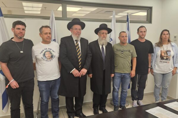 הרבנים הראשיים עם נציגי משפחות חטופים (צילום: מטה משפחות החטופים)