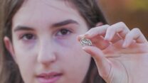 הקמיע שעליו סימן העקרב בידה של דפנה פילשטיינר (צילום: אמיל אלגם רשות העתיקות)