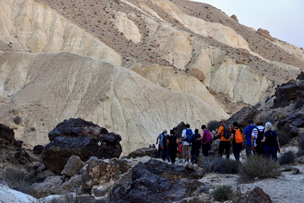 מטיילים במכתש רמון (צילום: מכון אבשלום)
