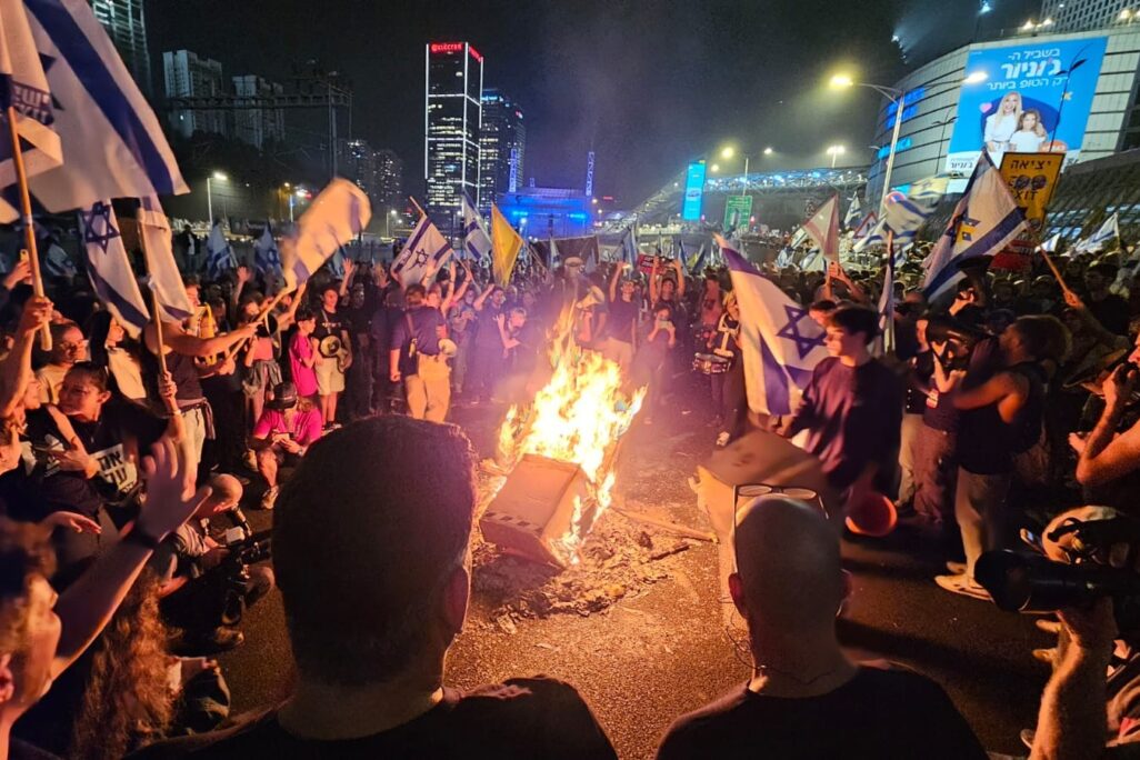 מפגינים חוסמים את נתיבי איילון בתל אביב במחאה על פיטורי גלנט (צילום: דורון הבסי)