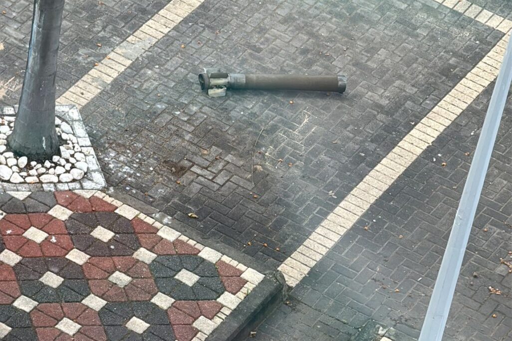 רסיס רקטה בנהריה (צילום: כב"א) רסיס רקטה בנהריה (צילום: כב"א)