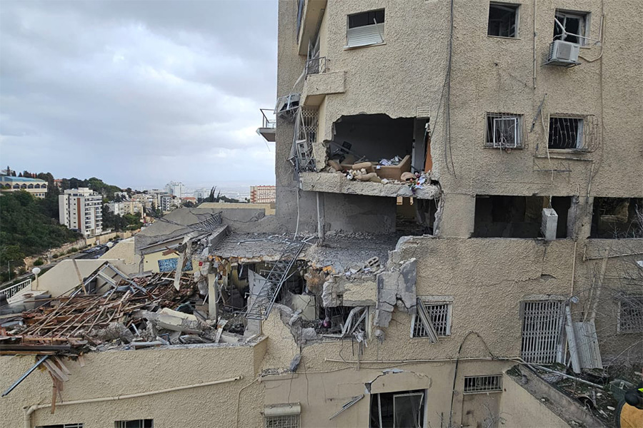 הבניין שנפגע מרקטה בחיפה (צילום: כבאות והצלה)