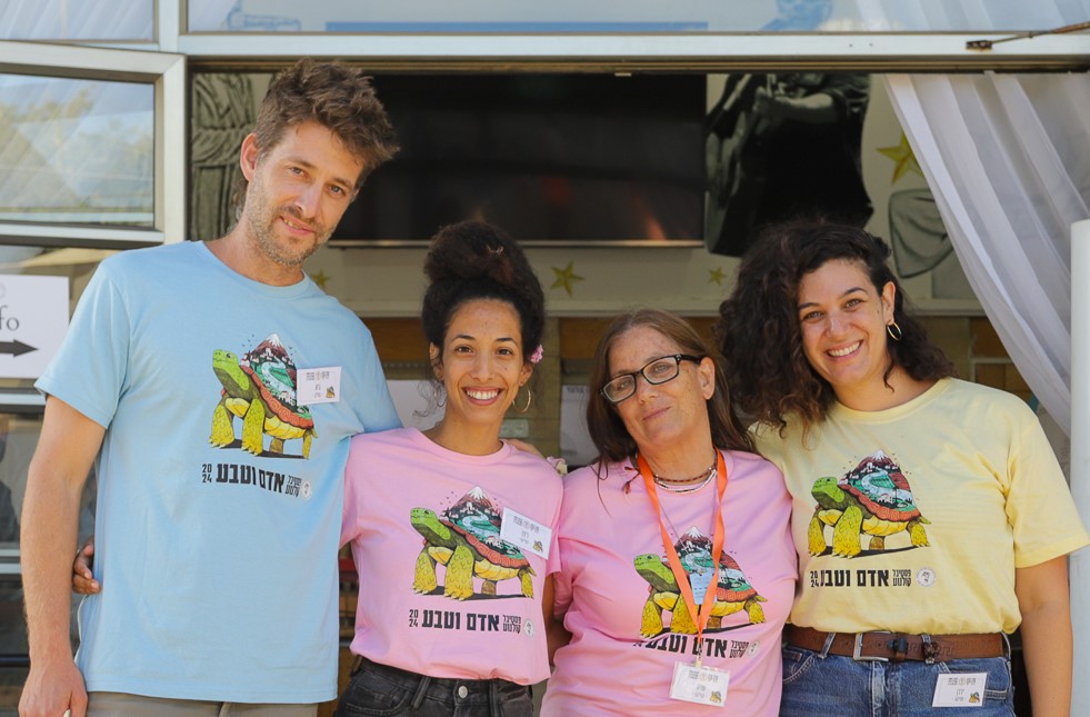 שרה צפרוני (שניה מימין) וחברי צוות הפסטיבל. "תרבות בעת הזאת זה הדבר הכי חשוב"  (צילום: אלבום פרטי)