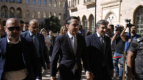 המתווך מטעם ממשל ביידן עמוס הוכשטיין (במרכז) בדרכו לפגישה עם ראש ממשלת לבנון נג'יב מיקאתי במשרדו בסראי הגדול בביירות, אוקטובר 2024 (צילום: (AP Photo/Bilal Hussein)