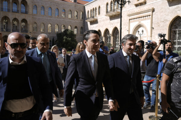 המתווך מטעם ממשל ביידן עמוס הוכשטיין (במרכז) בדרכו לפגישה עם ראש ממשלת לבנון נג'יב מיקאתי במשרדו בסראי הגדול בביירות, אוקטובר 2024 (צילום: (AP Photo/Bilal Hussein)