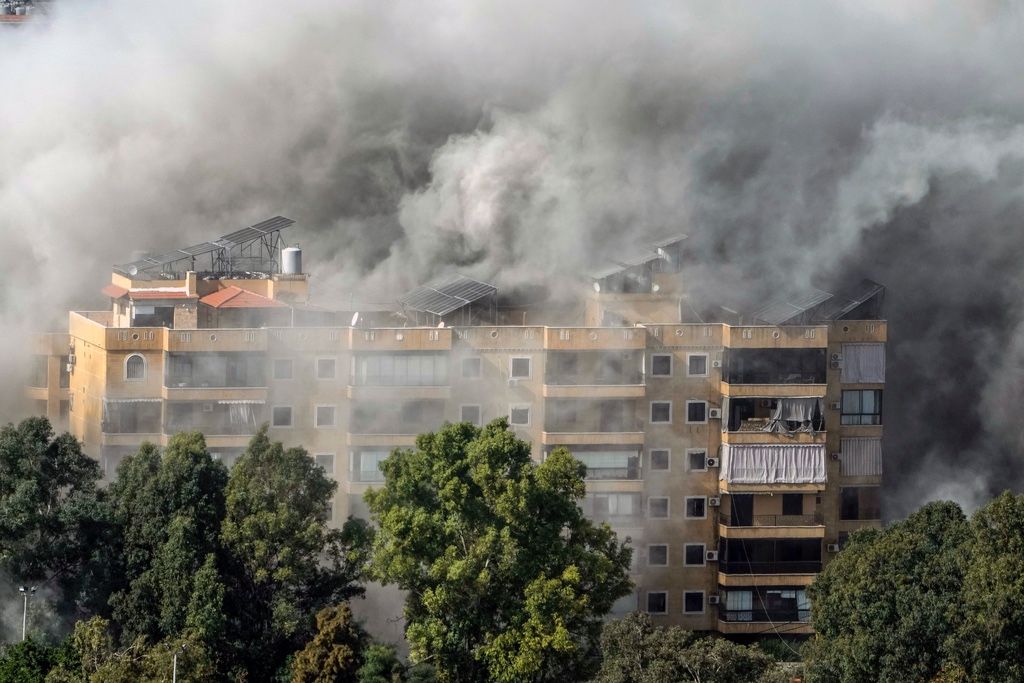 עשן בזירת תקיפת צה״ל בדאחייה בביירות (צילום: AP Photo/Bilal Hussein) עשן בזירת תקיפת צה״ל בדאחייה בביירות (צילום: AP Photo/Bilal Hussein)