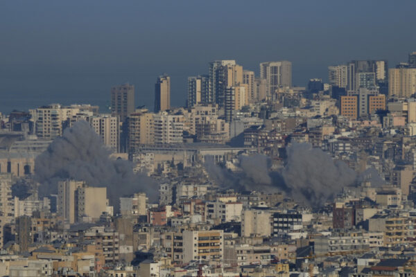 עשן מיתמר באזורים שהותקפו בדאחייה (צילום: AP Photo/Hussein Malla)