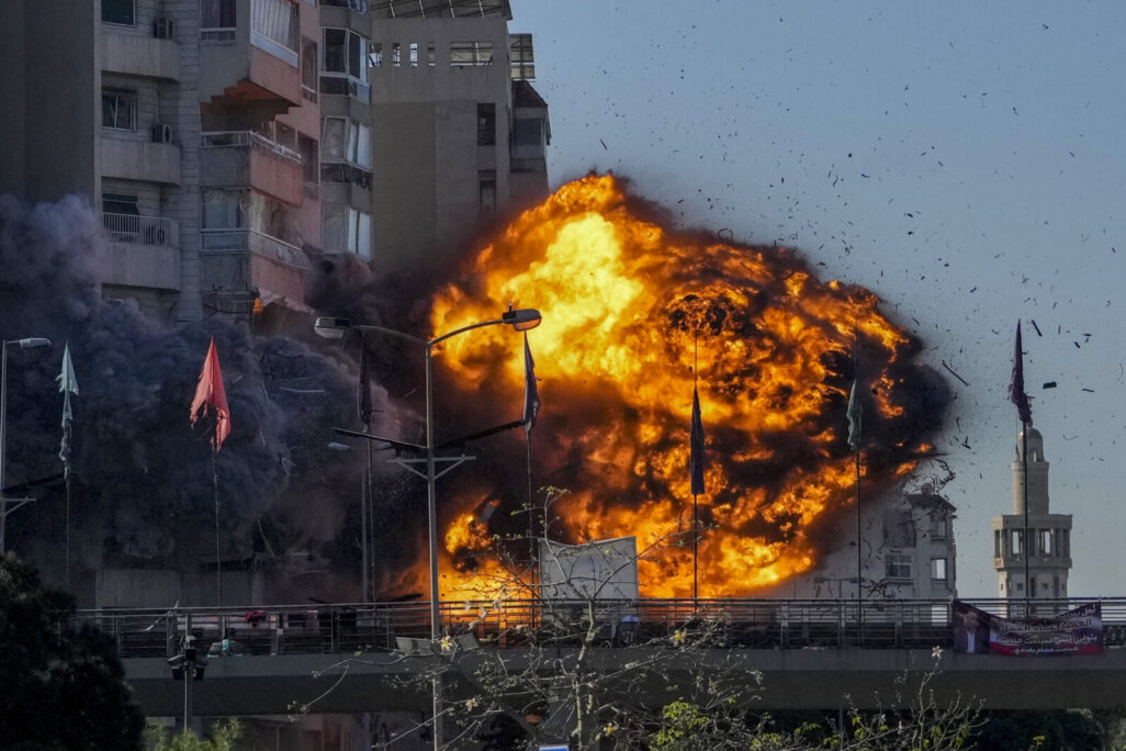 אש ועשן מיתמר תקיפות ברובע הדאחייה בביירות (צילום: AP Photo/Hassan Ammar)