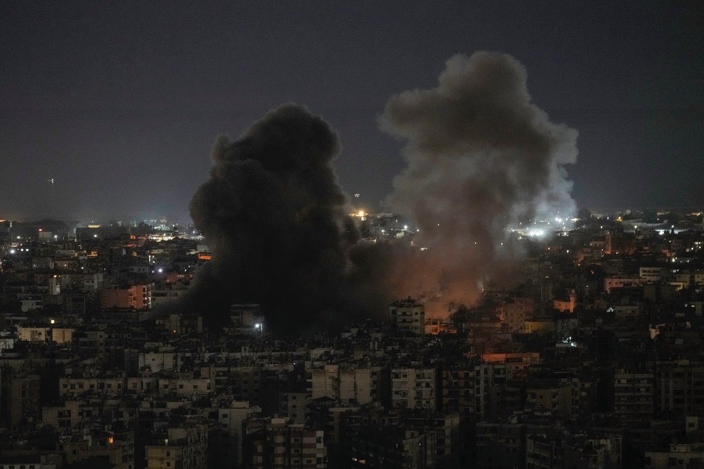 תקיפה בביירות (צילום: AP Photo/Bilal Hussein)