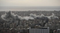 עשן מיתמר בדאחייה לאחר תקיפת צה"ל (צילום: AP Photo/Hassan Ammar)