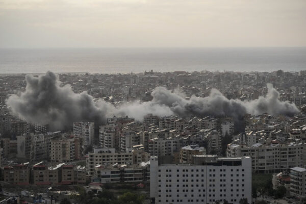 עשן מיתמר בדאחייה לאחר תקיפת צה"ל (צילום: AP Photo/Hassan Ammar)