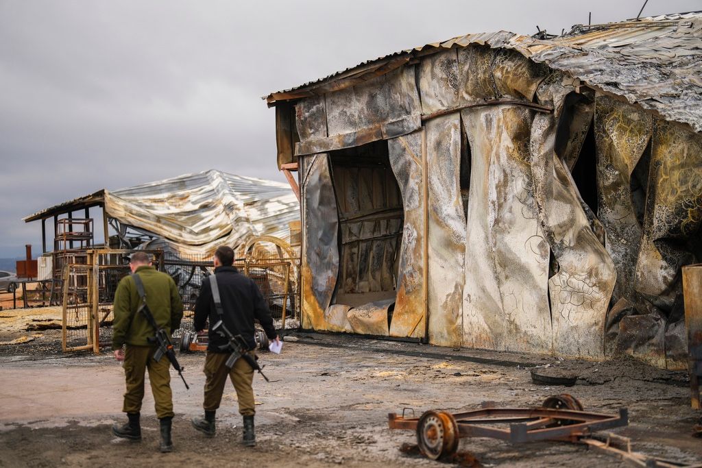 חיילי צה"ל בזירת פגיעת נ״ט סמוך לאביבים (צילום: AP Photo/Francisco Seco) חיילי צה"ל בזירת פגיעת נ״ט סמוך לאביבים (צילום: AP Photo/Francisco Seco)