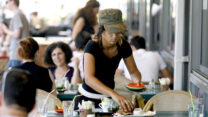 מלצרית בתל אביב (אילוסטרציה: משה שי/פלאש90)