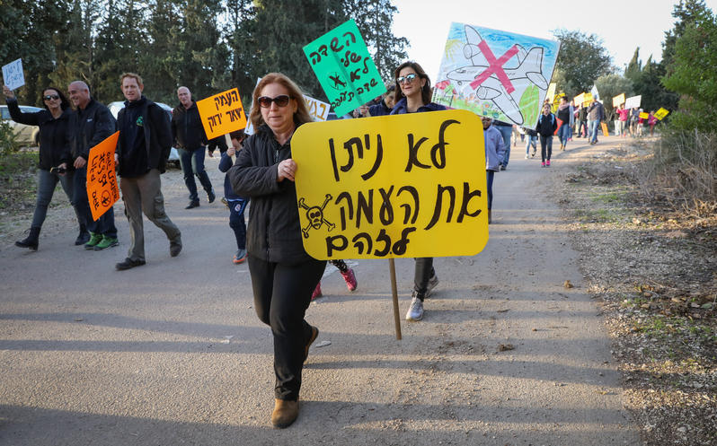 מחאה נגד הקמת שדה תעופה ברמת דוד (צילום ארכיון: ענת חרמוני/פלאש90) מחאה נגד הקמת שדה תעופה ברמת דוד (צילום ארכיון: ענת חרמוני/פלאש90)