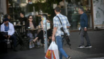 חייל מילואים בכיכר דיזנגוף בתל אביב (צילום ארכיון: מרים אלסטר/פלאש90)