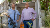 ראש המועצה המקומית מטולה דוד אזולאי (משמאל) וראש המועצה המקומית שלומי גבי נעמן סמוך לבניינים הרוסים מרקטות חיזבאללה במטולה (צילום: יוסי אלוני / פלאש 90)
