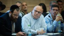 ראש עיריית טבריה יוסי נבעה בוועדת הכספים של הכנסת (צילום: יונתן זינדל/ פלאש 90)