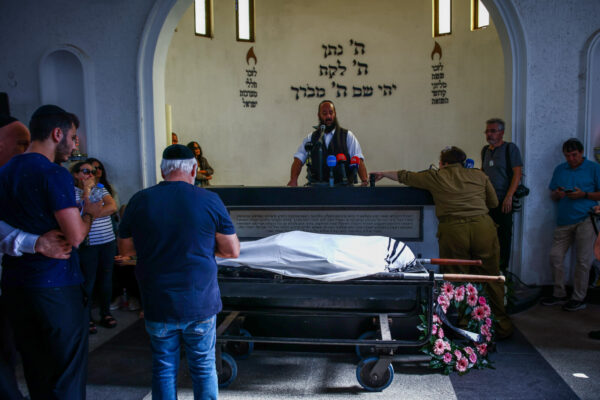 משפחה וחברים בלוויה של השחקן יעקב כהן (צילום: דור פזואלו, פלאש90)