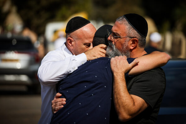 משפחה וחברים בלוויה של השחקן יעקב כהן (צילום: דור פזואלו, פלאש90)