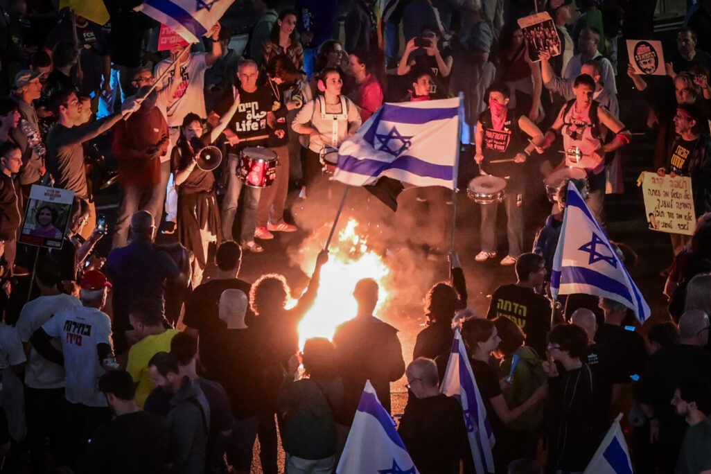 מפינים סביב מדורה באיילון בזמן המחאה על פיטורי שר הביטחון  (צילום: אבשלום ששוני, פלאש90)