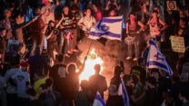 מפינים סביב מדורה באיילון בזמן המחאה על פיטורי שר הביטחון  (צילום: אבשלום ששוני, פלאש90)